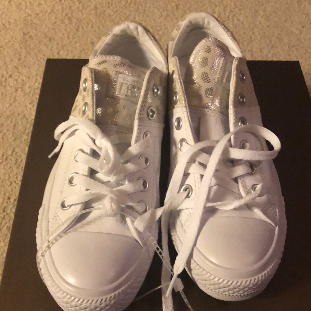 Women Leather Converse (size 8) with pizazz